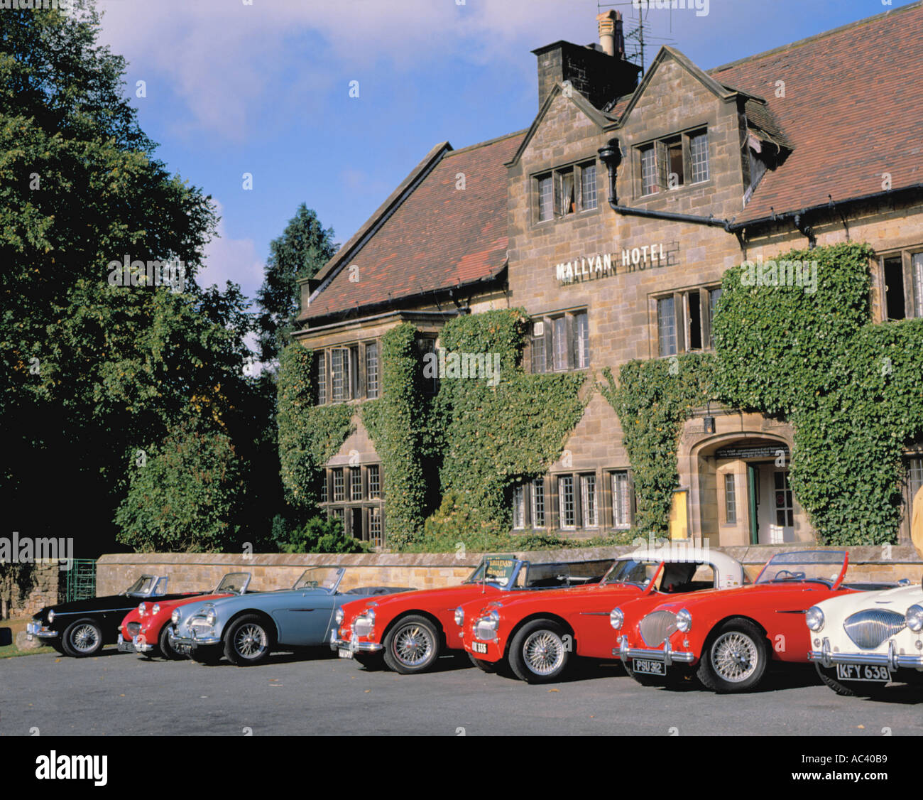 Le auto sportive al di fuori del Mallyan Hotel, Goathland, North York Moors National Park, North Yorkshire, Inghilterra, Regno Unito. Foto Stock