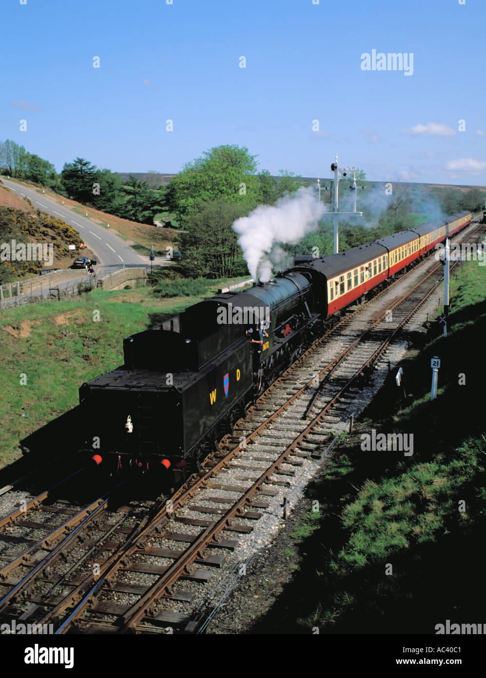 Il treno tirato da "Dame Vera Lynn' locomotiva a vapore a Goathland, North York Moors Railway, North Yorkshire, Inghilterra, Regno Unito. Foto Stock