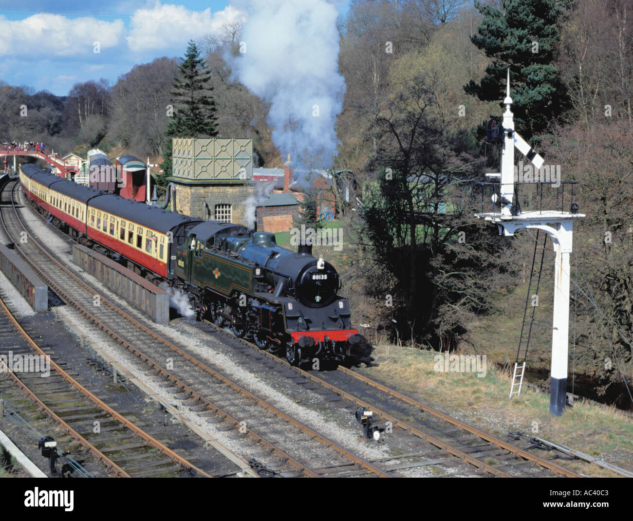 Treno trainato da locomotiva a vapore numero 80135, a Goathland, stazione di North York Moors Railway, North Yorkshire, Inghilterra, Regno Unito. Foto Stock