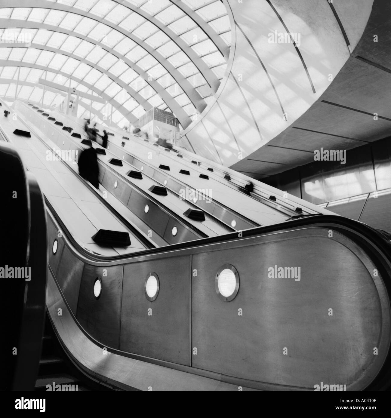 La scala mobile fino al entrata del Canary Wharf ferroviaria Docklands di Londra Foto Stock