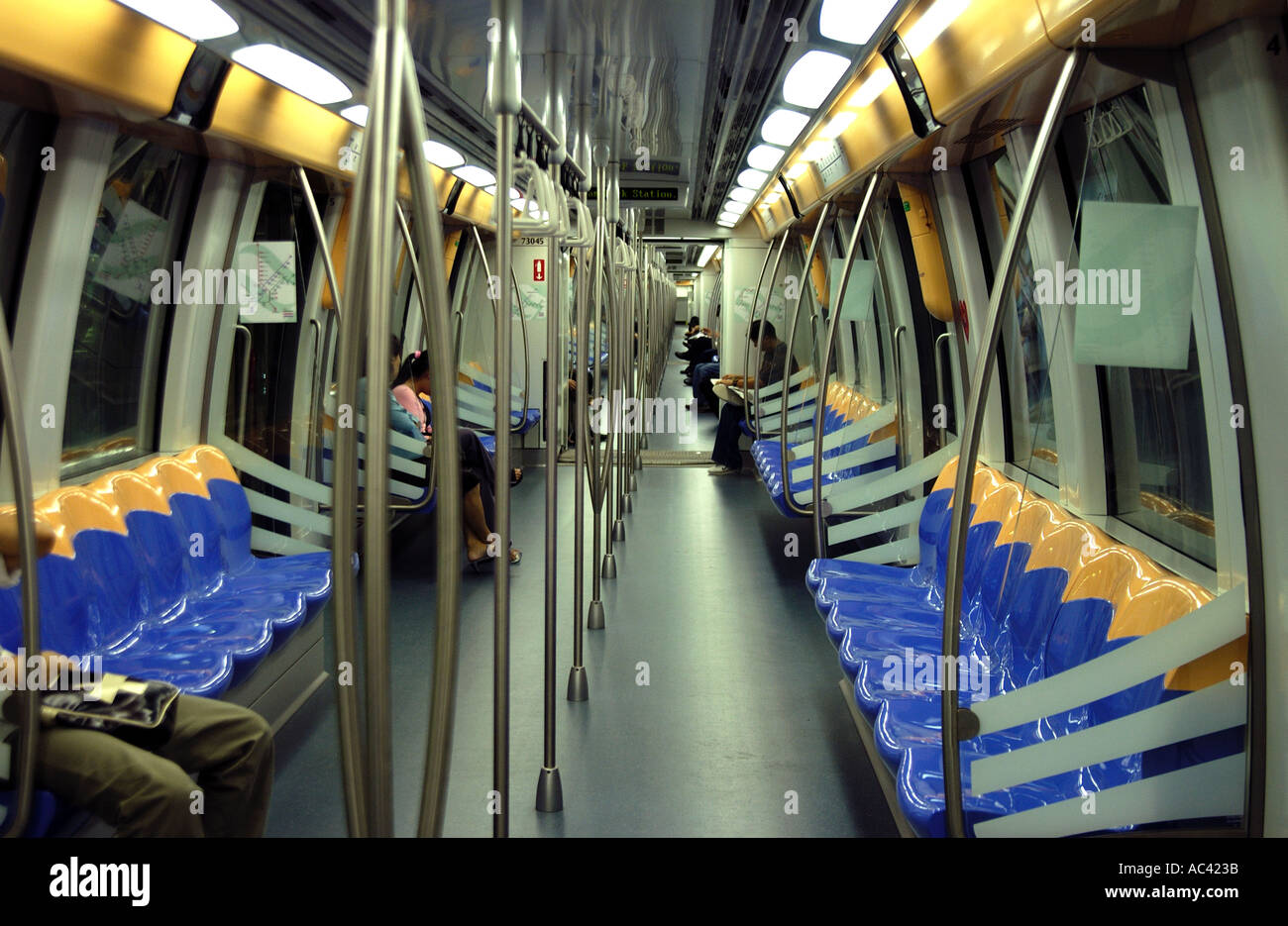All'interno di un treno sulla metropolitana di Singapore, chiamato MRT - sistema di trasporto rapido di massa. Foto Stock