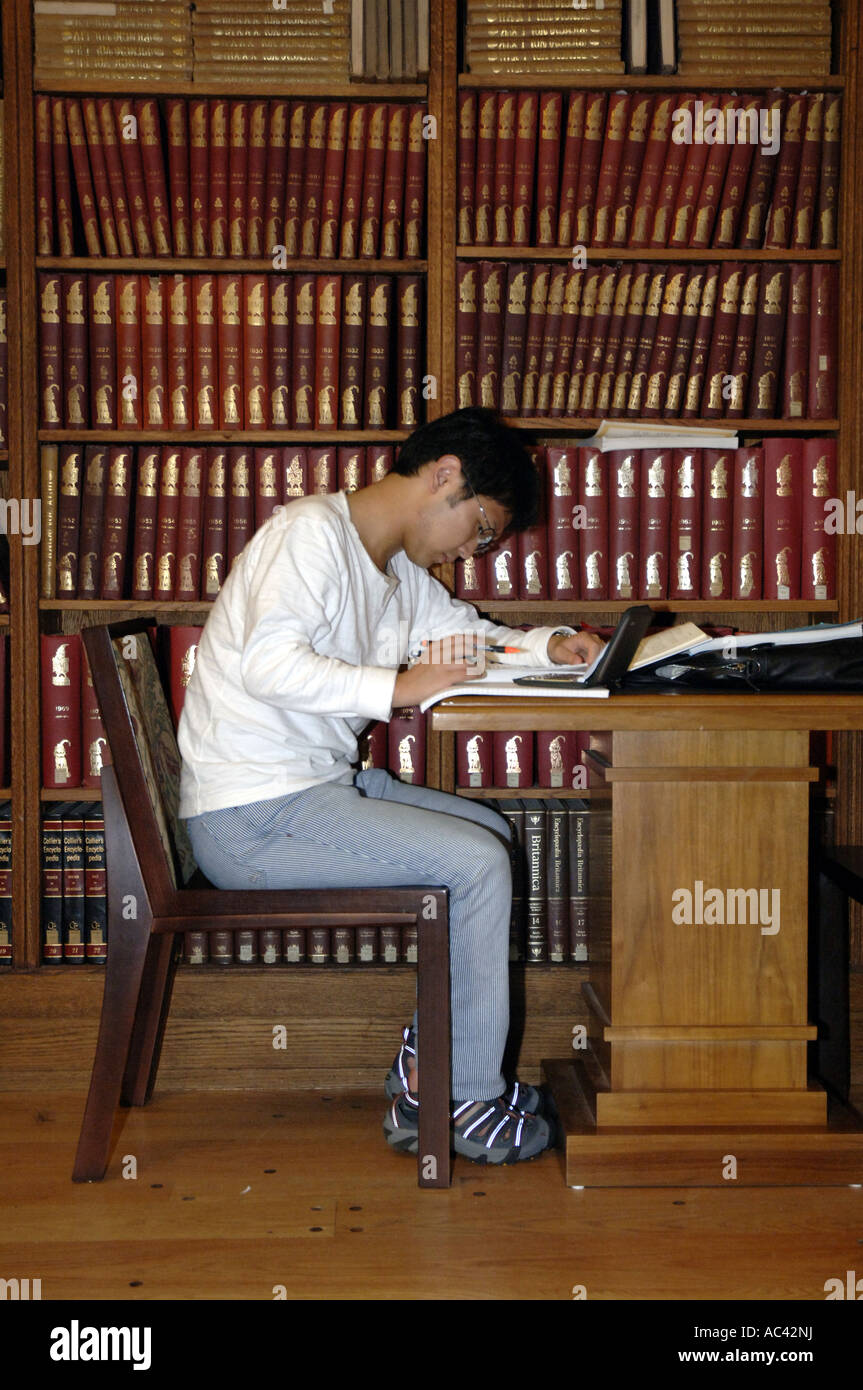 New Haven, CT. La Yale University Summer School studenti asiatici studi nella biblioteca di Berkeley college residenziale. Foto Stock