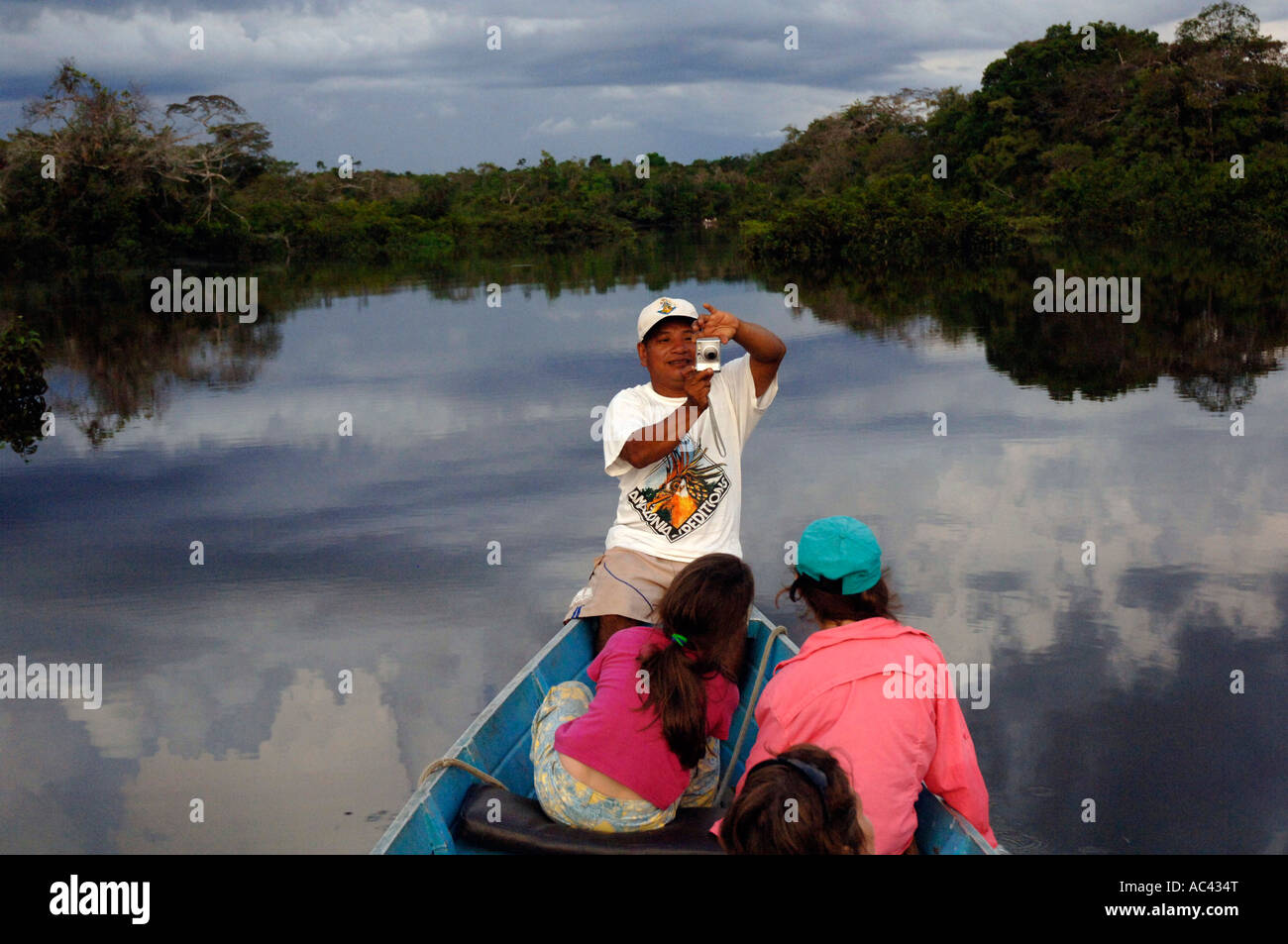 Avventura guida vacanze con bambini americani sul viaggio organizzato da  Amazonia Expeditions Lodge sul fiume Tahuayo, Amazon tributario Foto stock  - Alamy
