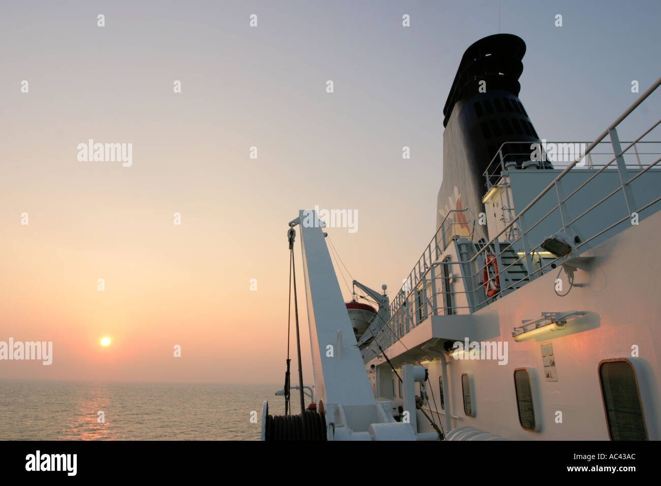 P&O North Sea Ferry al tramonto sullo scafo (UK) per Zeebrugge (Belgio) rotta Foto Stock