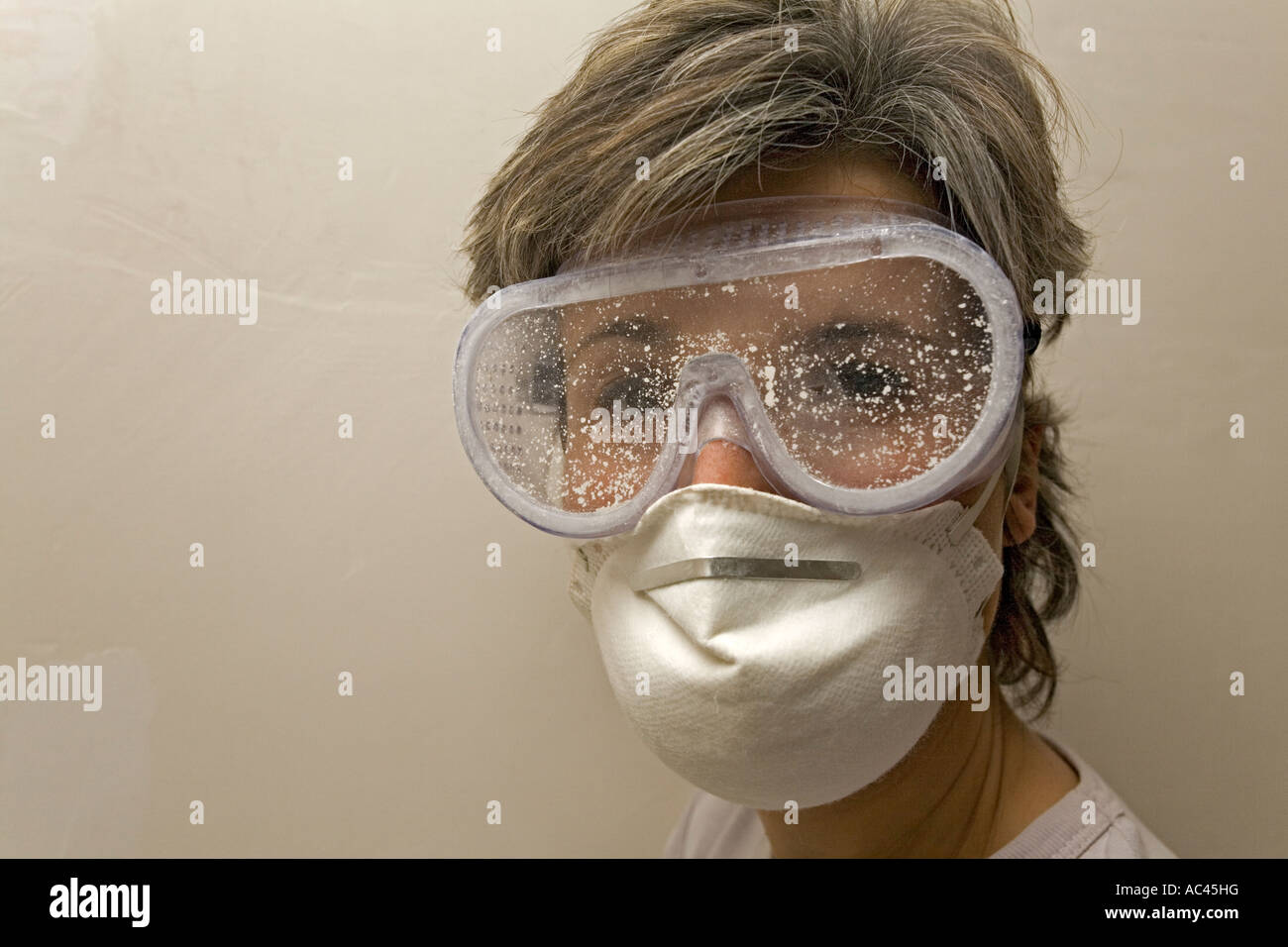 Una fotografia di una giovane donna dopo una levigatura dell sessione. Ritratto d'une jeune femme après onu travail de ponçage (Francia) Foto Stock