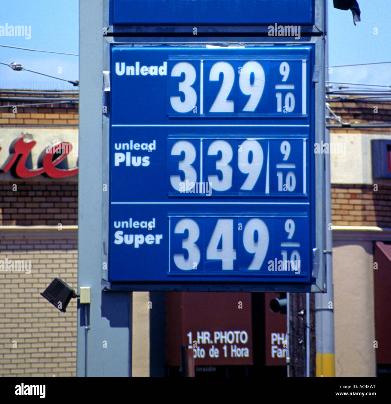 I prezzi della benzina per gallone di firmare in California Foto Stock