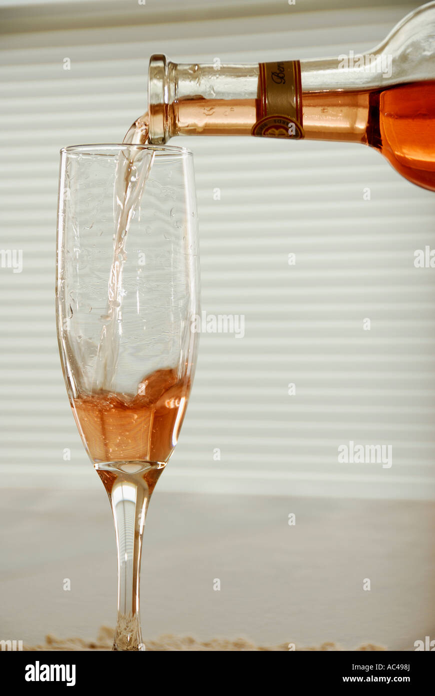 Versando il vino in un singolo bicchiere di vino Foto Stock