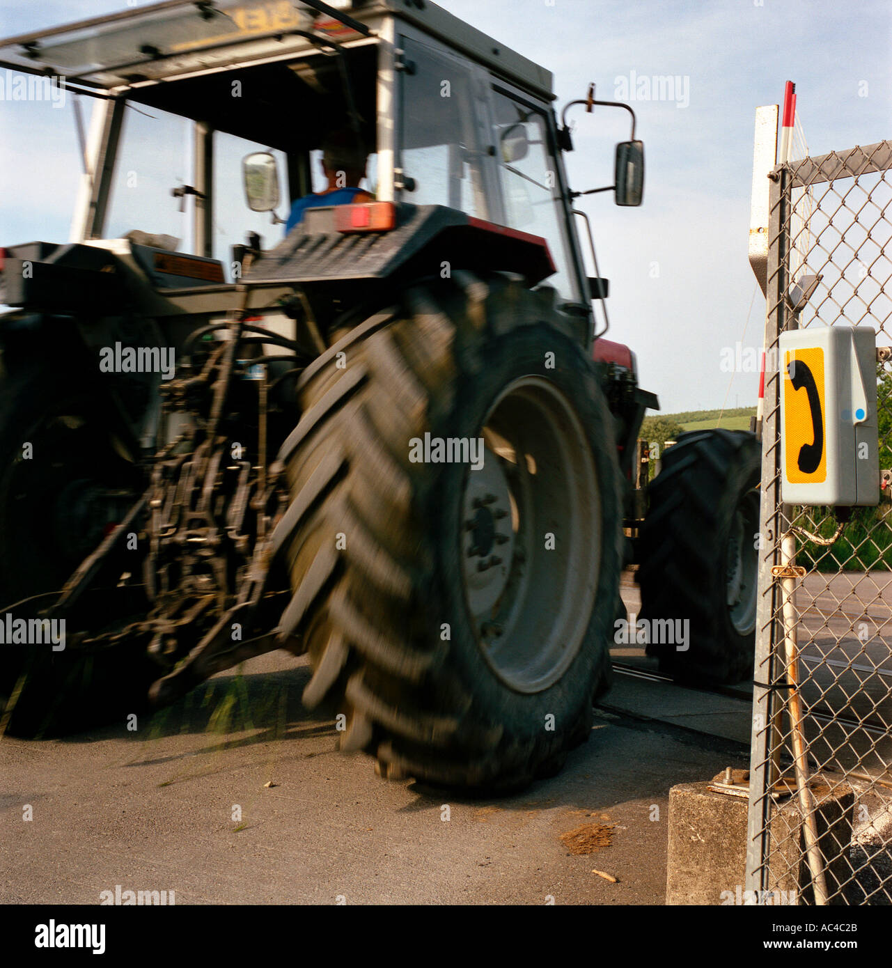 Il trattore sul paese di lingua inglese unmanned passaggio a livello ferroviario Piddinghoe East Sussex Foto Stock