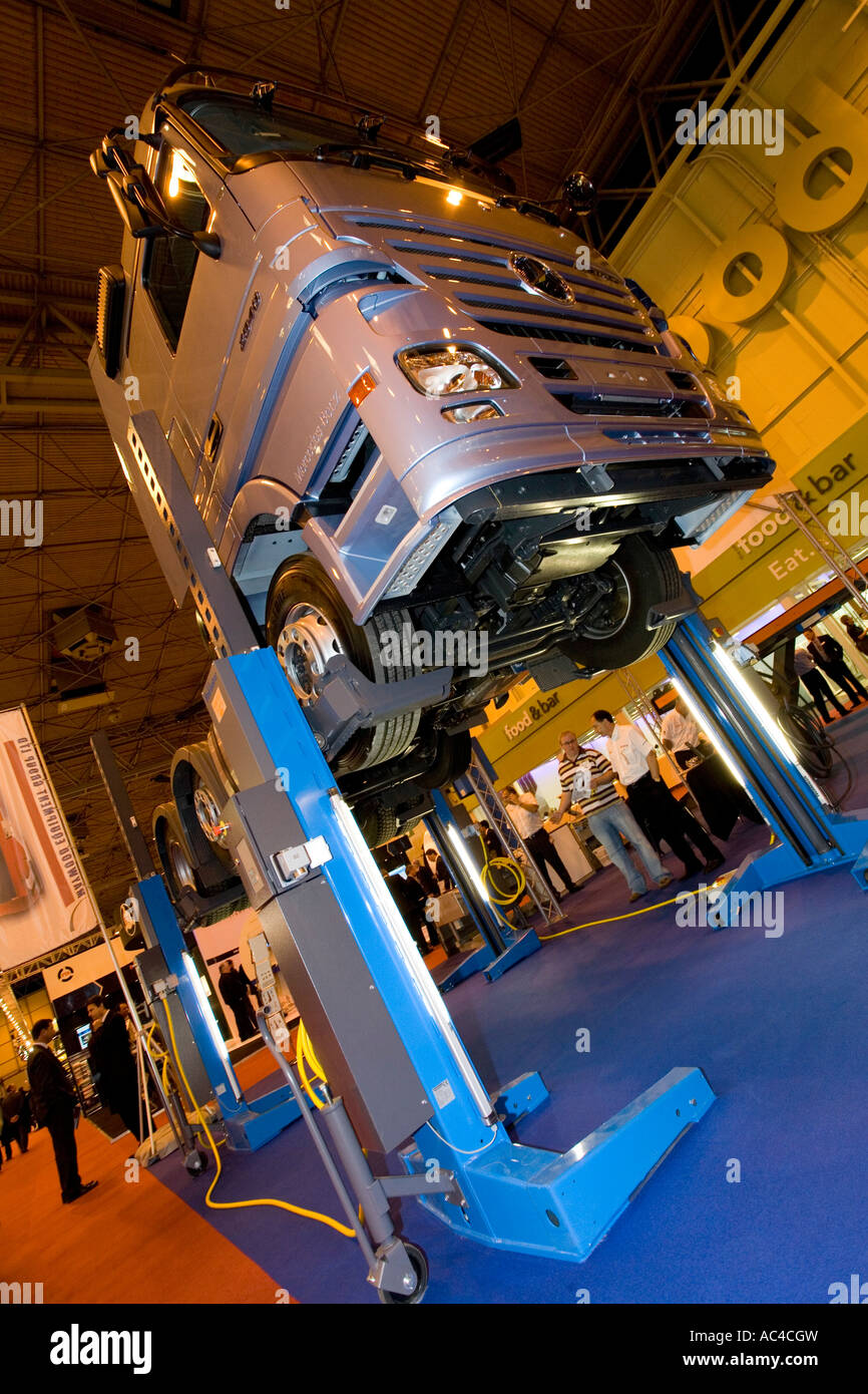 Mercedes-Benz carrello unità sul sollevatore idraulico a rampa Veicolo Commerciale mostra, Birmingham, Regno Unito. Foto Stock