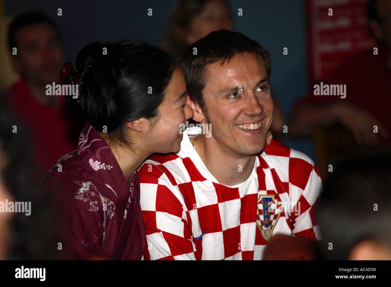 Femmina giapponese e fan croato guardando la partita della Coppa del mondo vs Giappone nel pub di Londra Foto Stock