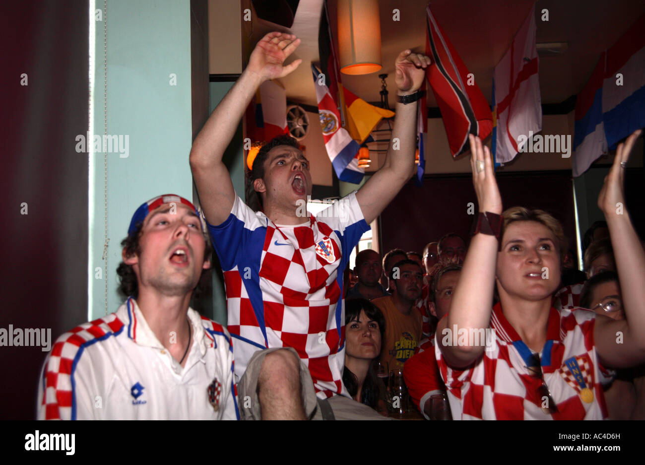 Tifosi croati che guardano la Coppa del mondo contro il Giappone a Londra pub Foto Stock