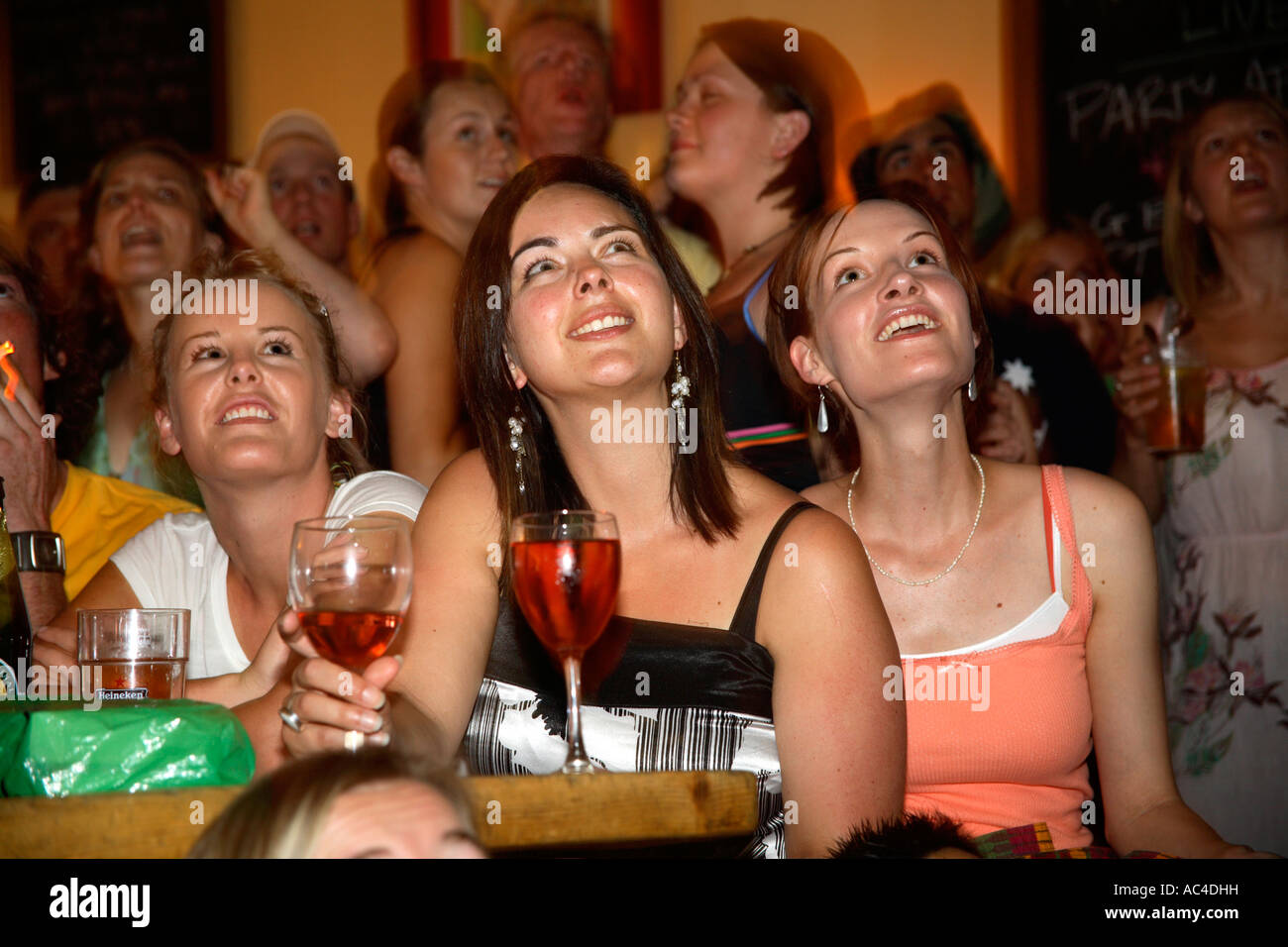 Australian Football Fans la visione di gioco vs Brasile, 2006 Coppa del Mondo di calcio, Larrick pub, New Kings Road, Fulham, Londra Foto Stock