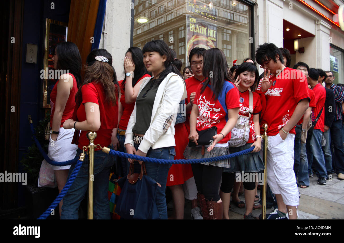 Corea del Sud (repubblica) ventole linea fino al di fuori il Cafe de Paris prima della Coppa del Mondo 2006 Finals match vs Francia, Londra Foto Stock