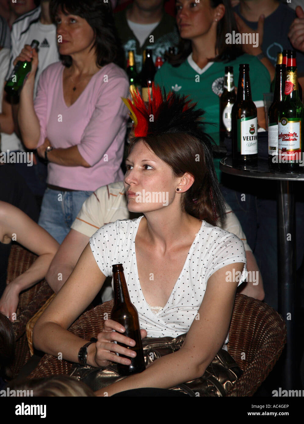 Tifosi tedeschi guarda la vittoria contro Svezia, 2006 Coppa del Mondo di calcio, Goethe-Institute, Londra Foto Stock