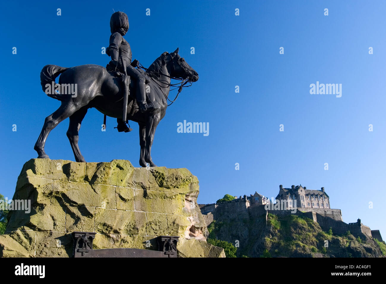 Royal Scots Grays monumento e il Castello di Edimburgo in Scozia Foto Stock