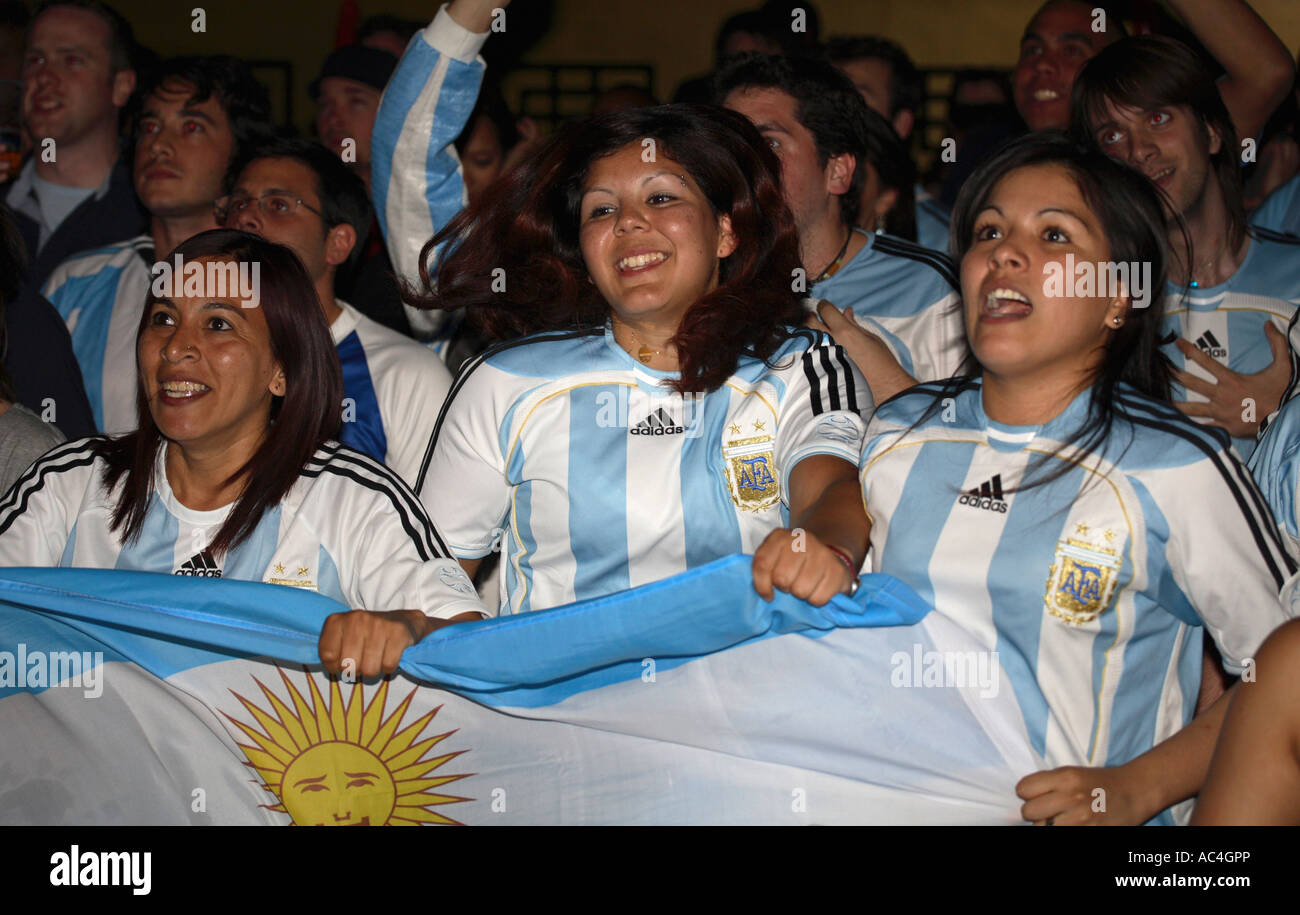 Ventole argentino celebrare dopo l obiettivo di punteggio vs Messico, 2006 Coppa del Mondo di calcio, il Grand, Clapham, Londra Foto Stock