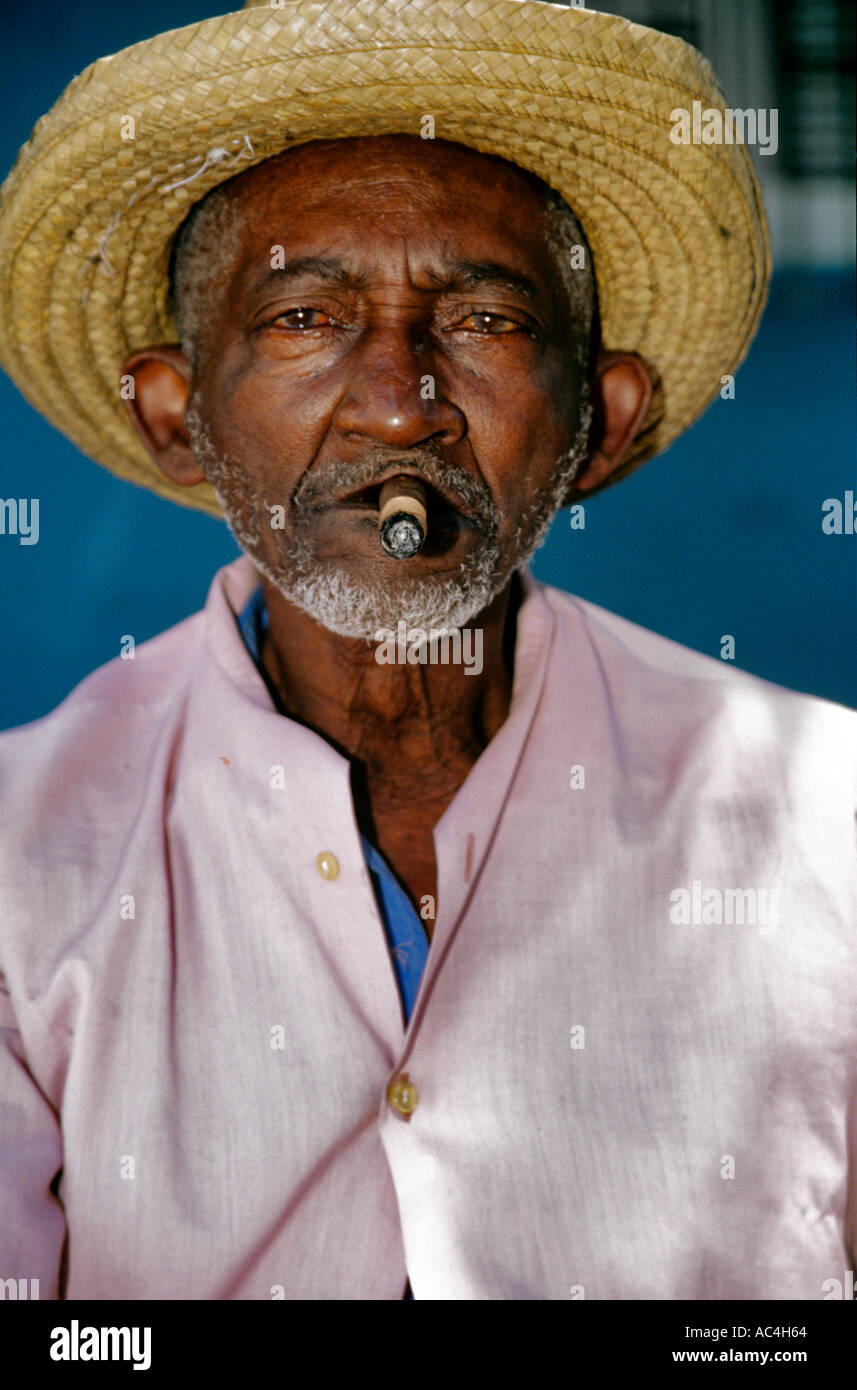 Anziani gli uomini neri di fumare un sigaro nelle strade di La Habana Cuba Foto Stock
