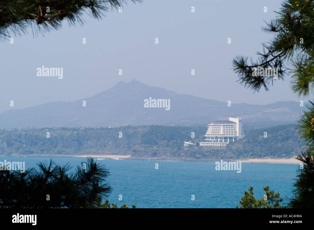 Un hotel costiera sull'isola di Jeju in Corea del Sud. Foto Stock