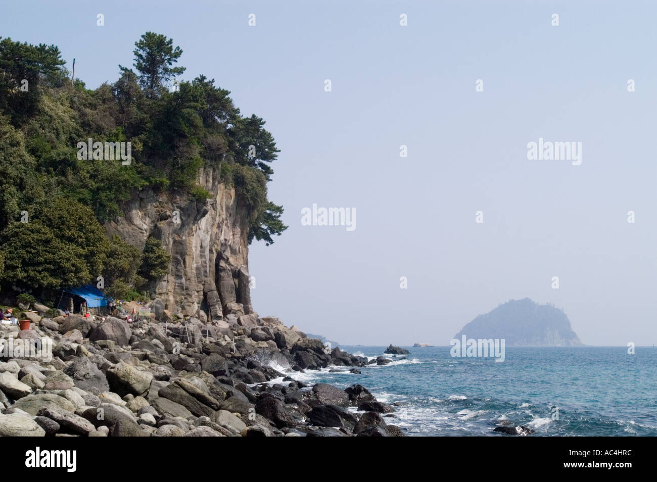 Vista costiera nei pressi di Jeongbang cascata sulla costa dell'isola di Jeju in Corea del Sud. Foto Stock
