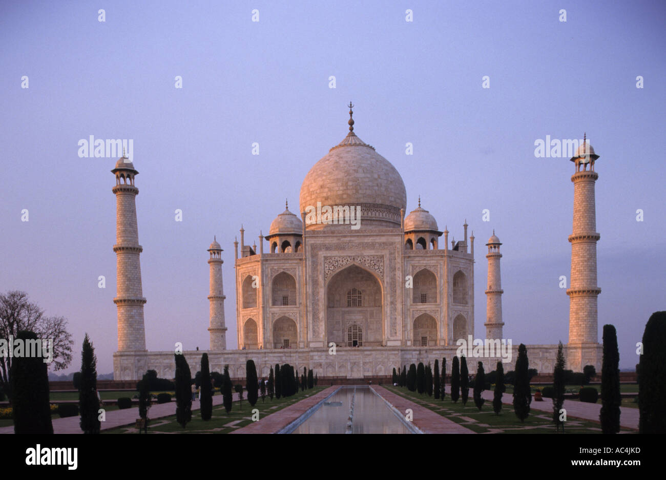 Il Taj Mahal mausoleo Agra India imperatore Mughal Shah Jahan moglie Mumtaz Mahal Foto Stock