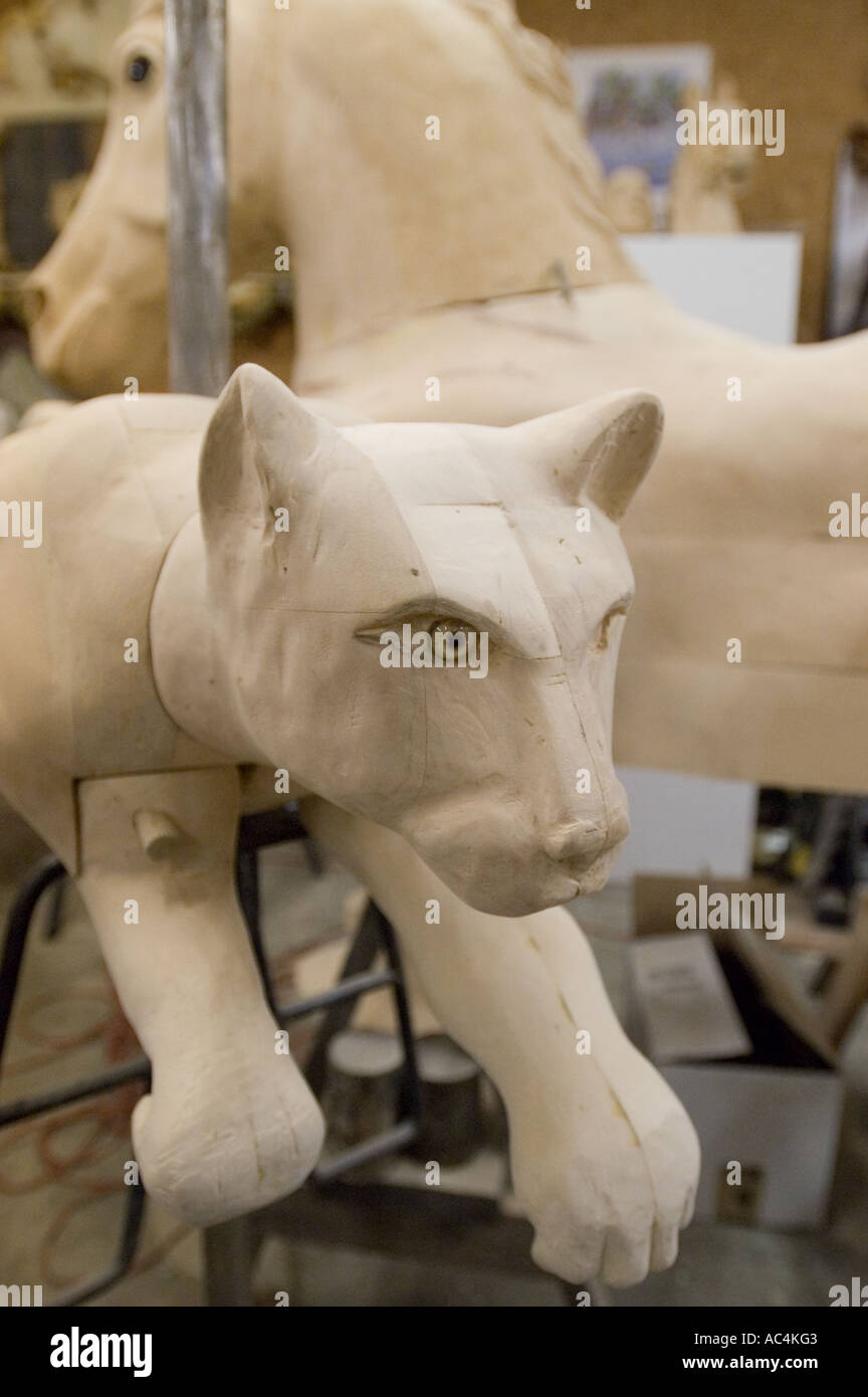 Gatto in legno al Horsin' intorno a scuola di scultura a Chattanooga, Tennessee. Foto Stock