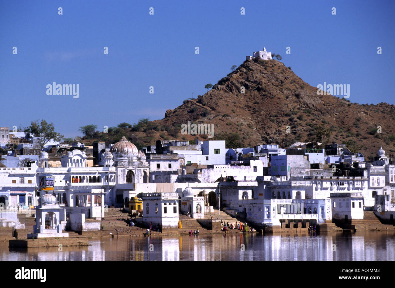 Edifici storici panoramici che costeggiano le rive del sacro lago sacro nella città spirituale vegetariana di Pushkar, Rajasthan, India. Foto Stock