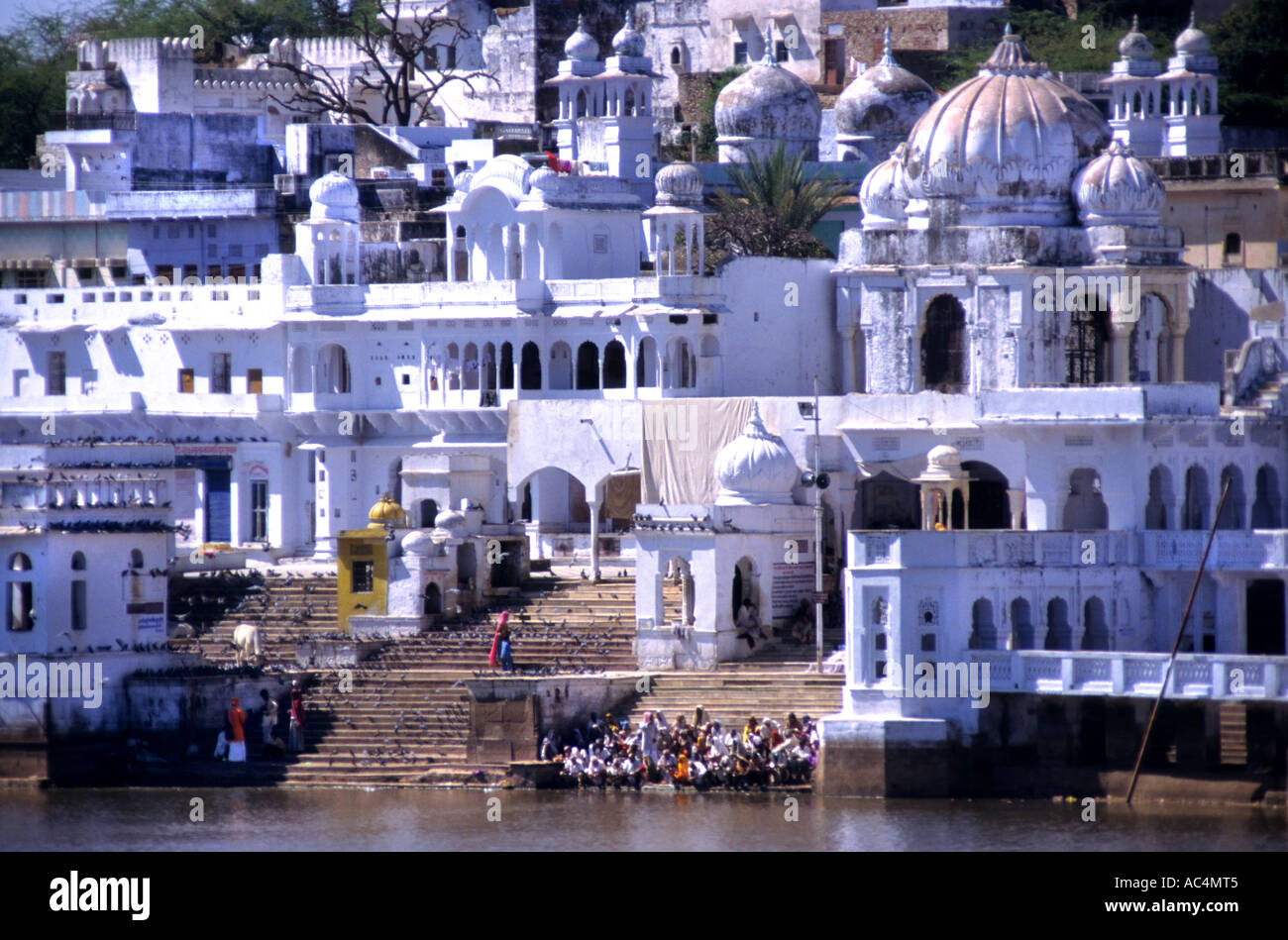 Edifici storici panoramici che costeggiano le rive del sacro lago sacro nella città spirituale vegetariana di Pushkar, Rajasthan, India. Foto Stock