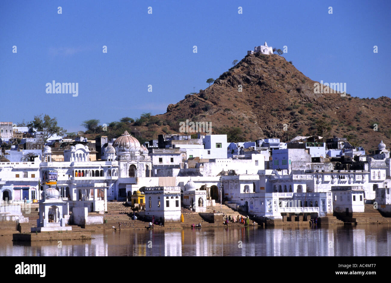 Edifici storici panoramici che costeggiano le rive del sacro lago sacro nella città spirituale vegetariana di Pushkar, Rajasthan, India. Foto Stock