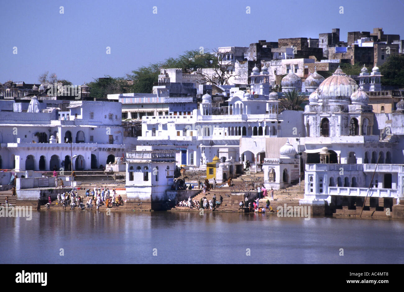 Edifici storici panoramici che costeggiano le rive del sacro lago sacro nella città spirituale vegetariana di Pushkar, Rajasthan, India. Foto Stock