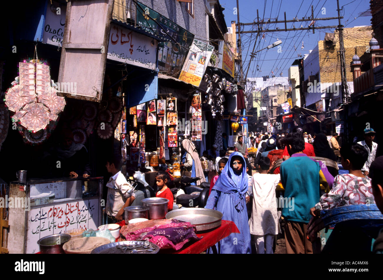 La Vecchia Delhi India mercato di traffico shop occupato persone Foto Stock