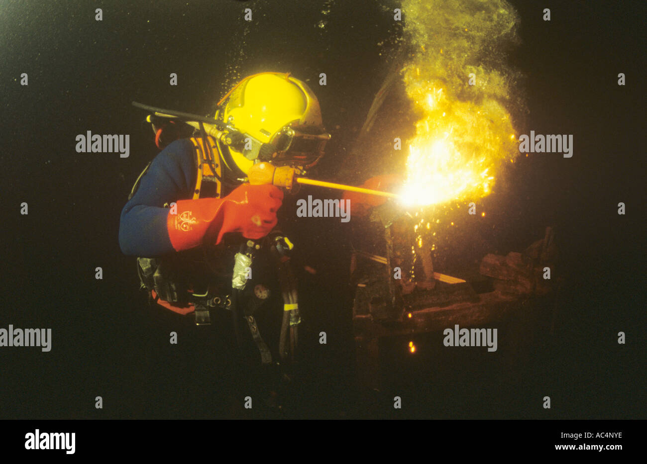 Commerciale di lavoro subacqueo saldatura subacquea con una lancia ad ossigeno Foto Stock
