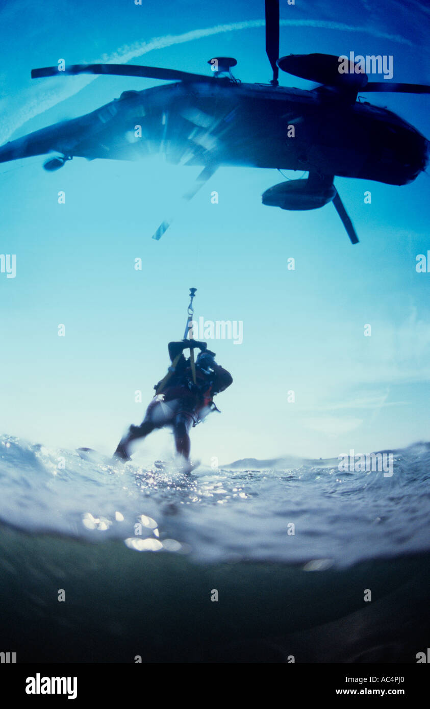 Royal Navy elicottero da Culdrose con operazioni di ricerca e salvataggio subacqueo Foto Stock