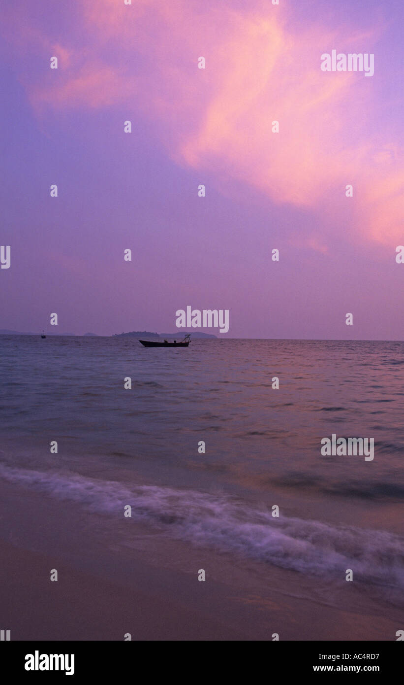 La pesca sotto un viola e rosa tramonto al largo della costa della Cambogia Foto Stock