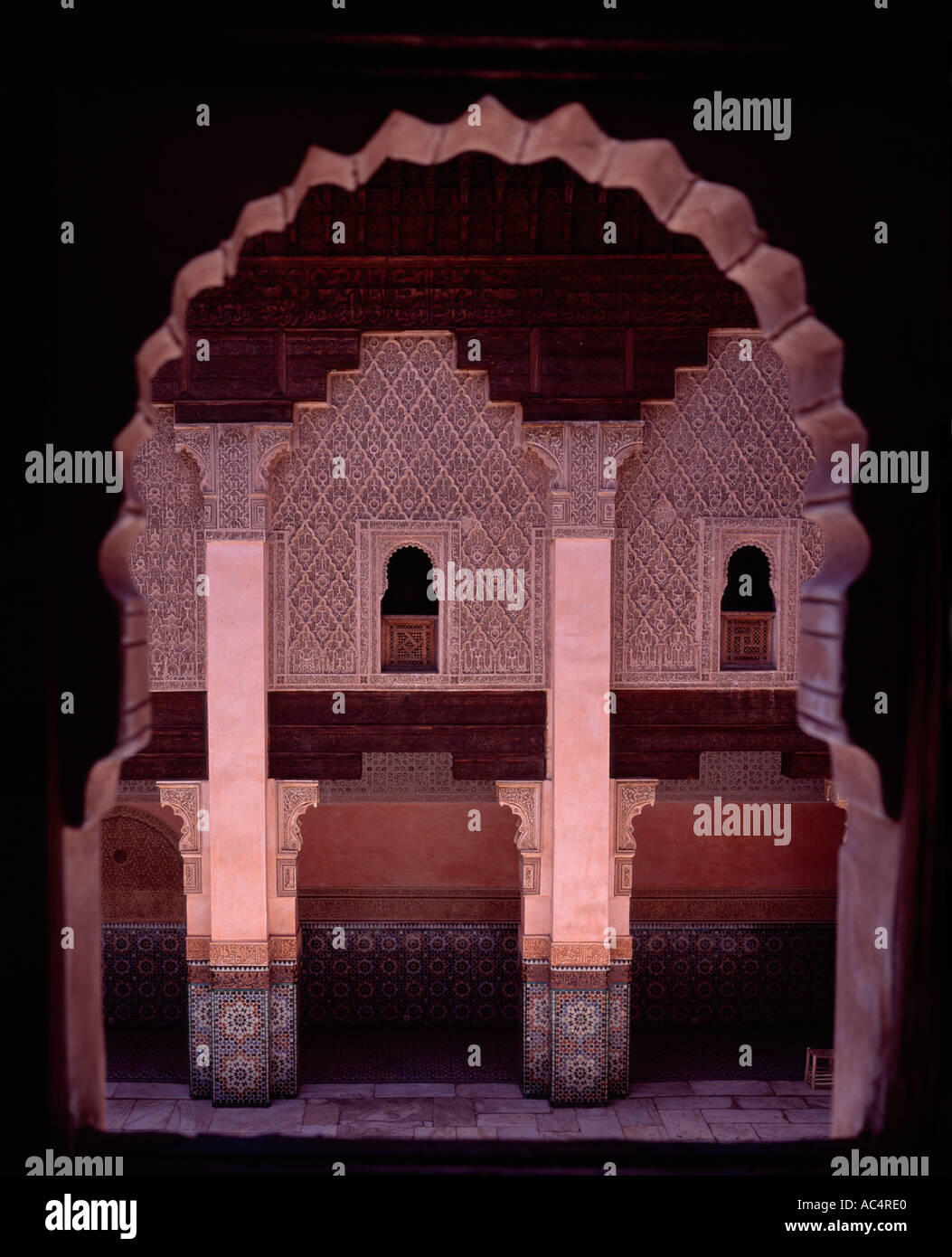 Vista attraverso una finestra del dormitorio nel cortile centrale della madrasa di Ali ben Yusuf Marrakech marocco Foto Stock