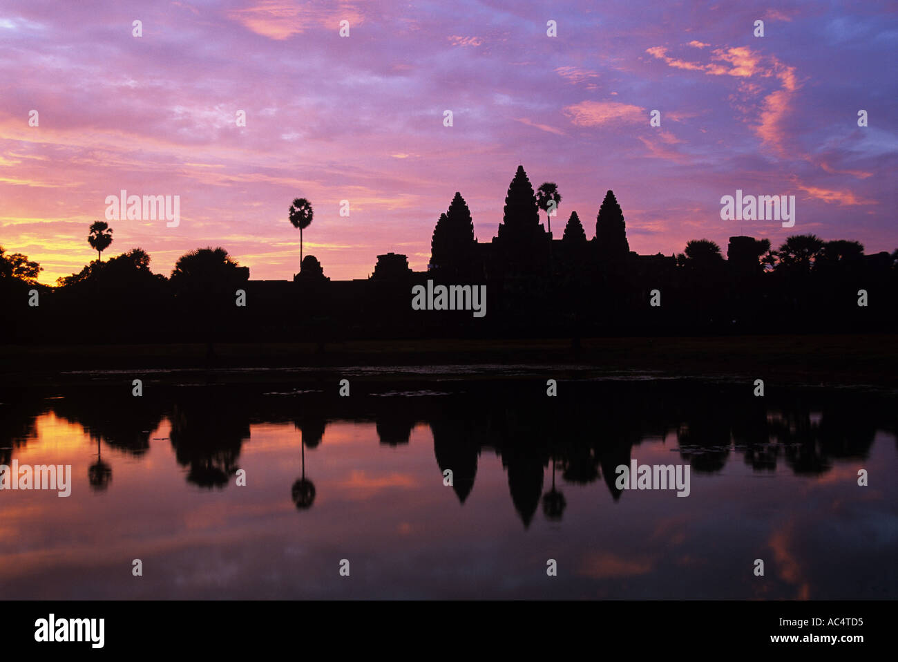 Sunrise oltre Angkor Wat Cambogia Foto Stock