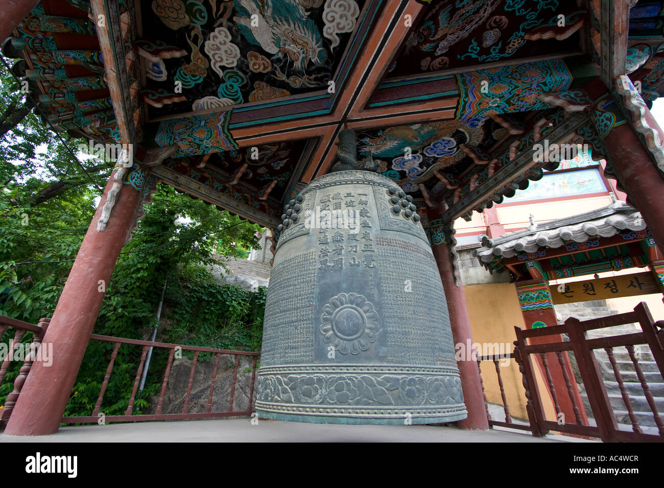 Campana in bronzo all'entrata Bongwonsa tempio Buddista Seoul COREA DEL SUD Foto Stock