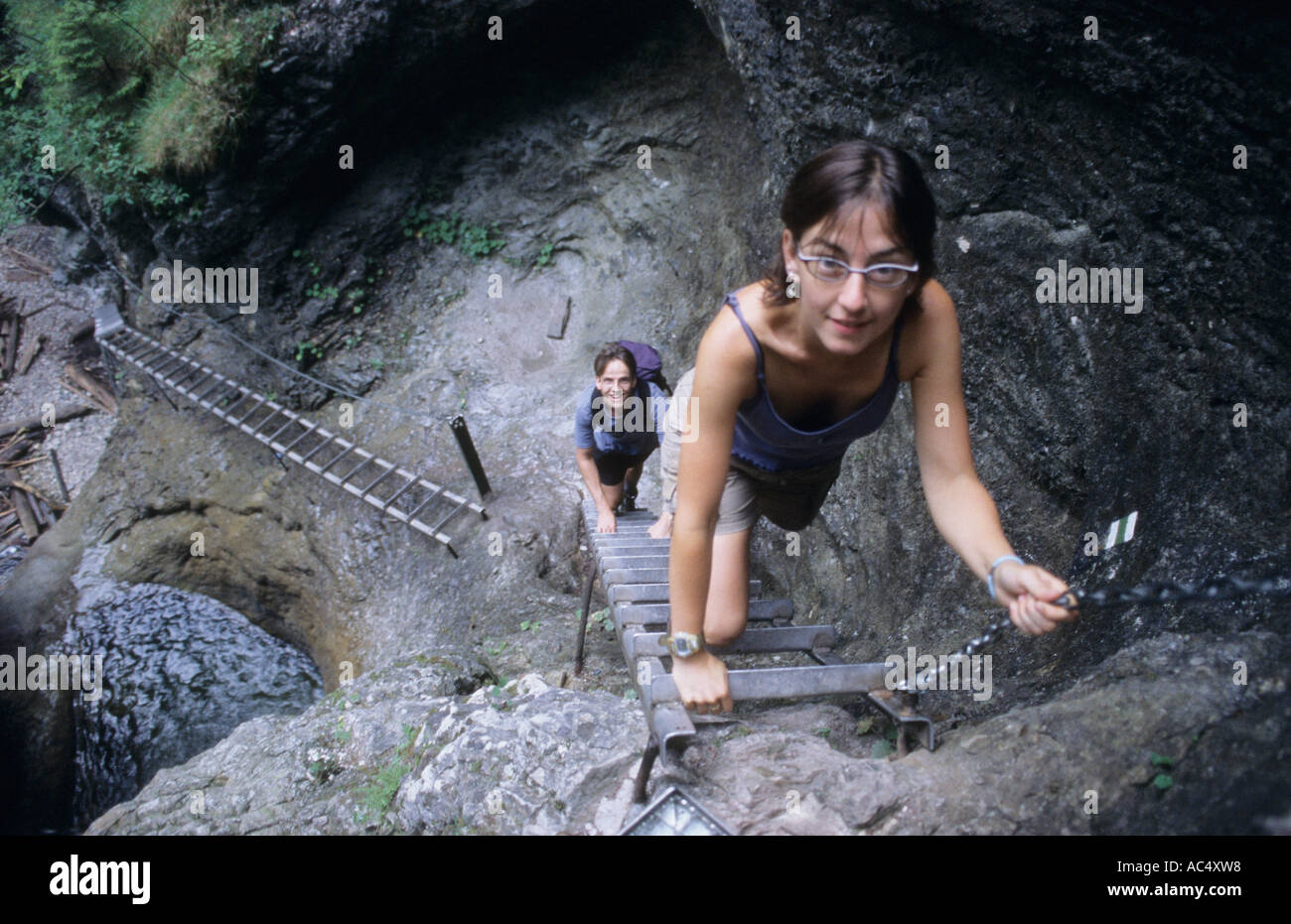 Persone che salgono sulla scaletta a Sucha Bela canyon Slovensky Raj Paradiso Slovacco area protetta della Slovacchia Europa Centrale Foto Stock