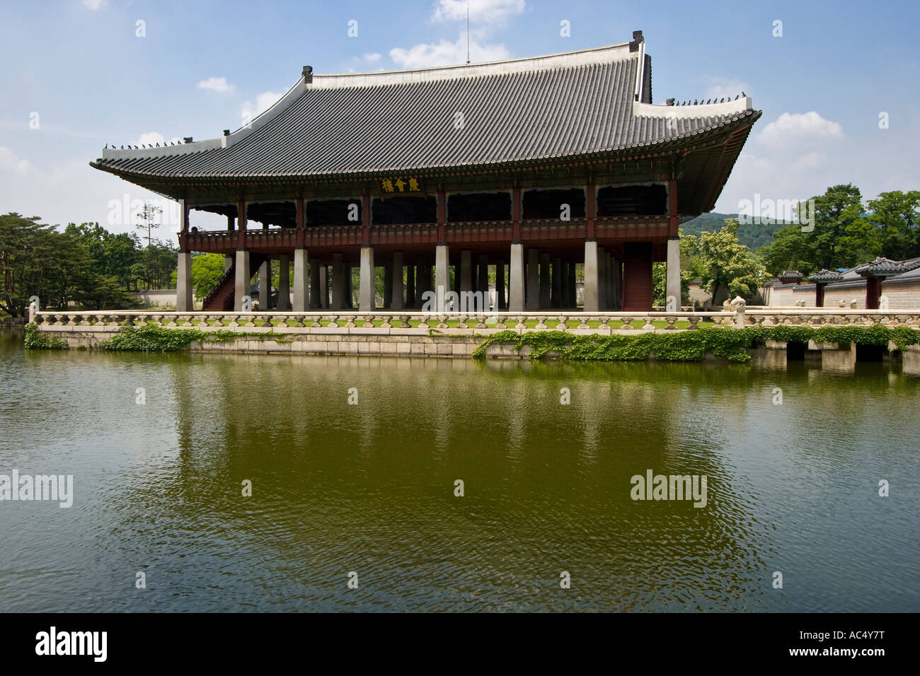 Il Palazzo Gyeongbokgung padiglione Gyeonghoeru Seoul COREA DEL SUD Foto Stock