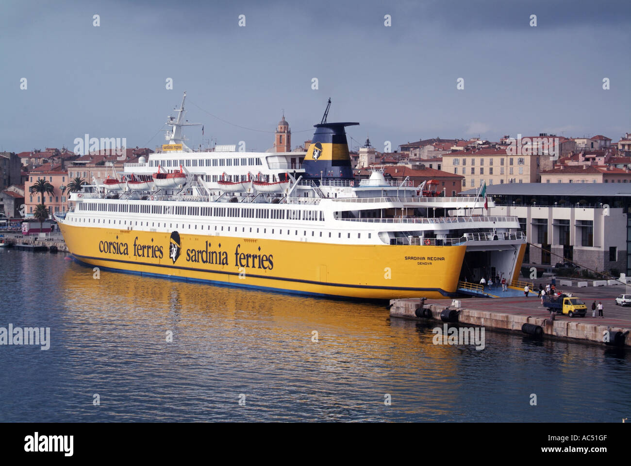 Ajaccio porta con il traghetto inserito accanto al lungomare con poppa porte aperte per carico scarico Foto Stock