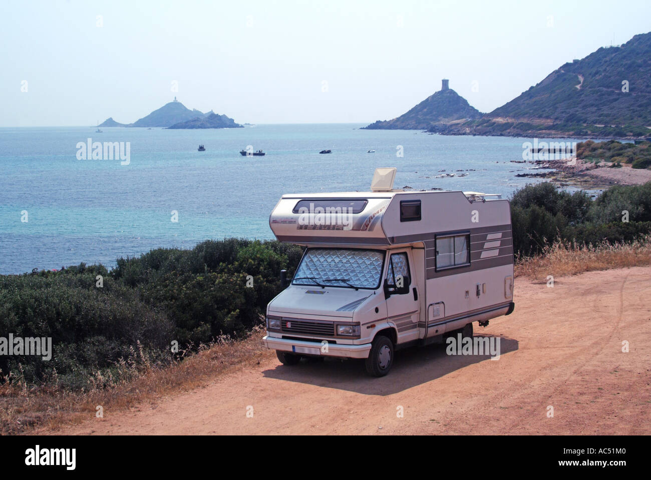 La strada costiera da Ajaccio verso le isole sanguinarie e le torri di guardia con camper parcheggiato fino a stabilire da Foto Stock
