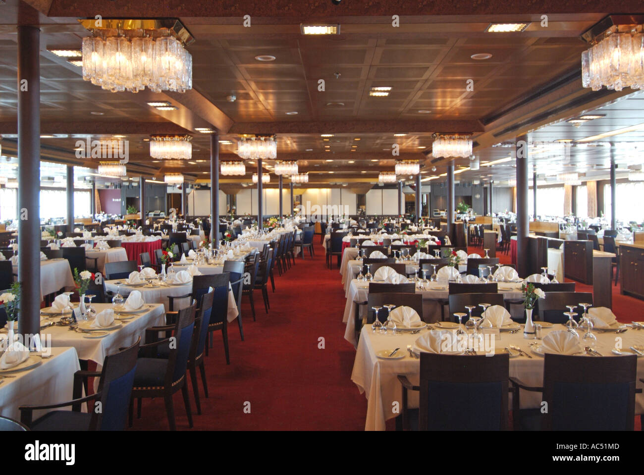 Sala da pranzo tavoli del ristorante preparati per la cena interno della nave da crociera nave da crociera nave da crociera in crociera nel Mar Mediterraneo Foto Stock