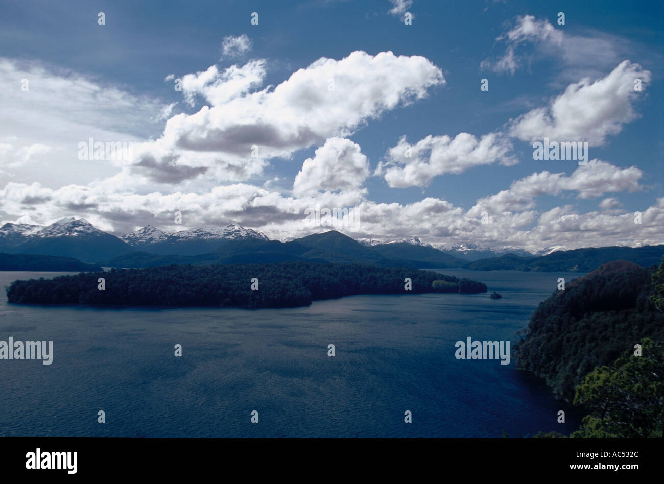 ANDES minuti isola in NAHUEL HUAPI LAGO A LOS ARRAYANES NATIONAL PARK vicino a BARILOCHE ARGENTINA Foto Stock