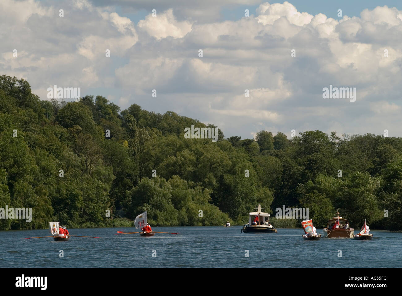 Lo sfarzo reale dell'Inghilterra. Evento annuale Swan Upping Berkshire Gran Bretagna anni '2007 2000 UK HOMER SYKES Foto Stock