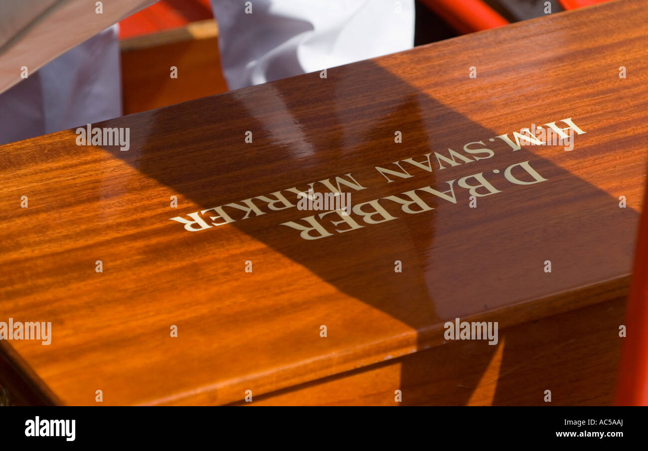 La regina del sedile marcatore sulla tradizionale Thames rowing skiff all annuale batte in volata Swan River Thames Foto Stock