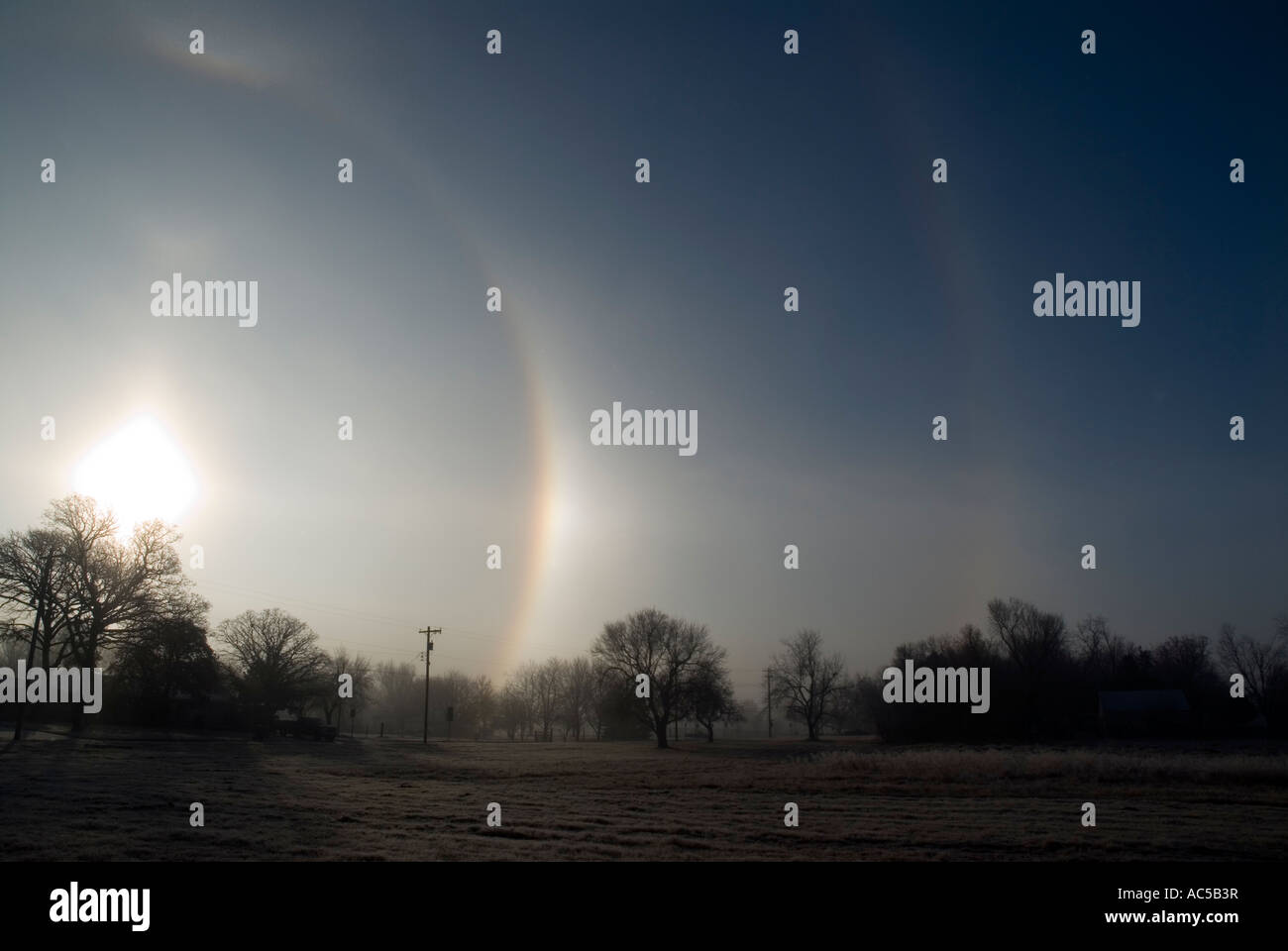 Sun Dog, nome scientifico, parhelion, un fenomeno meteorologico costituito da cristalli di ghiaccio, illumina il cielo del mattino. Oklahoma, Stati Uniti. Foto Stock