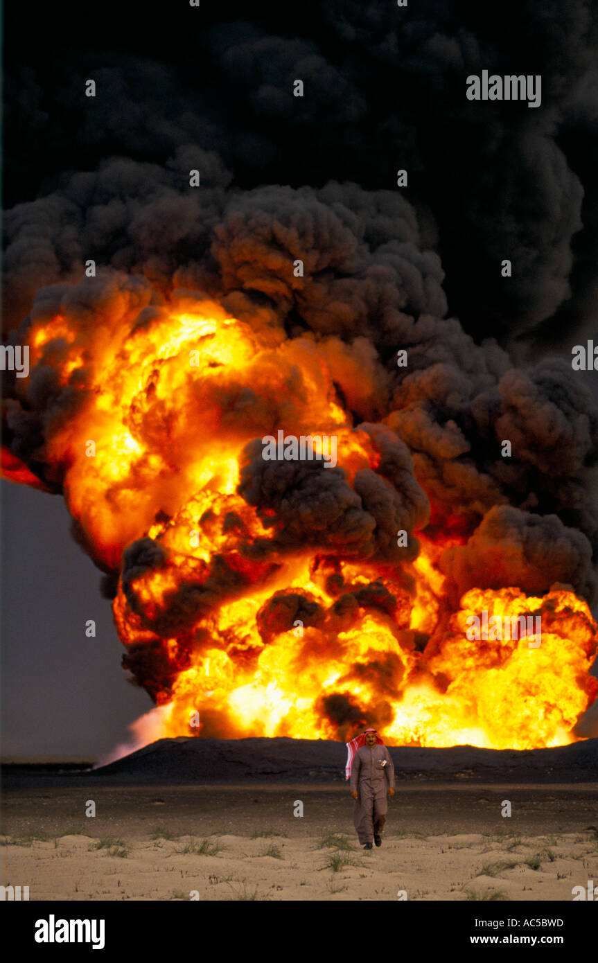 Civili kuwaitiani a piedi dal fuoco nel campo dell'olio Foto Stock