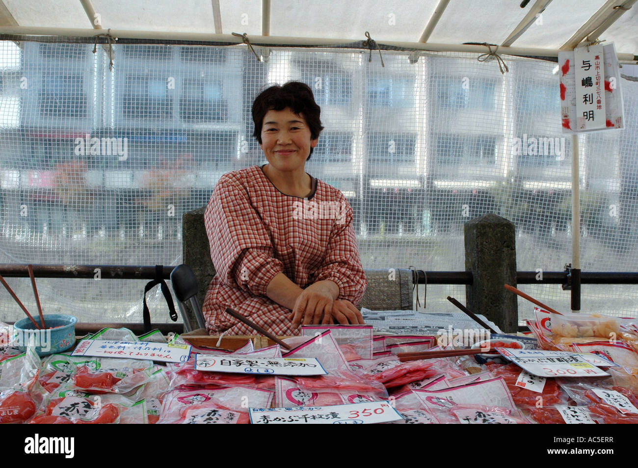 Un venditore al Miya gawa mattino del mercato di Takayama in Giappone Foto Stock