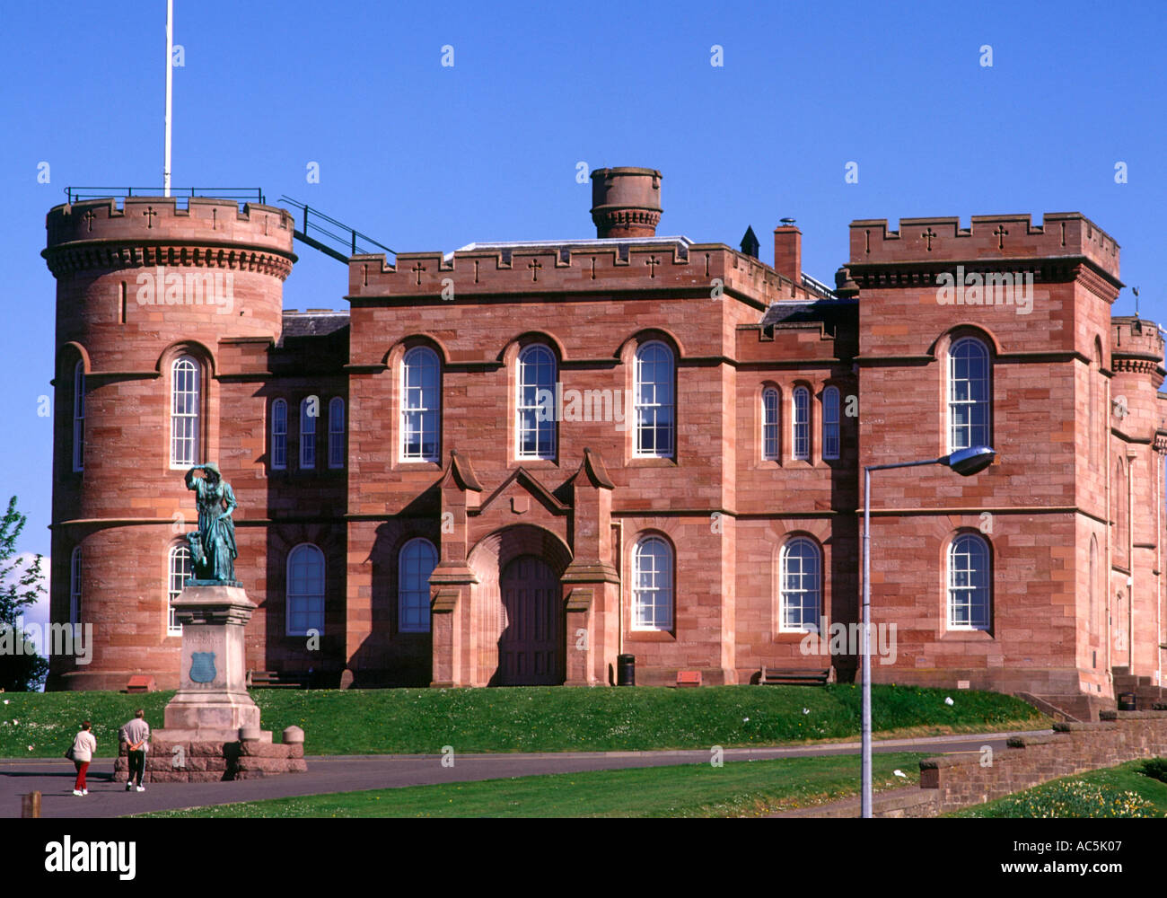 dh Castle Court House INVERNESS INVERNESSSHIRE Scottish People looking a. Flora MacDonalds statua turisti Scozia storico macdonald Foto Stock