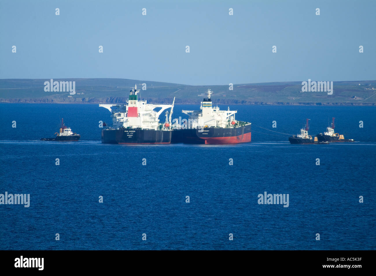 Dh spedizione flusso SCAPA ORKNEY petroliere il trasferimento del combustibile con OIC rimorchiatori tanker Foto Stock