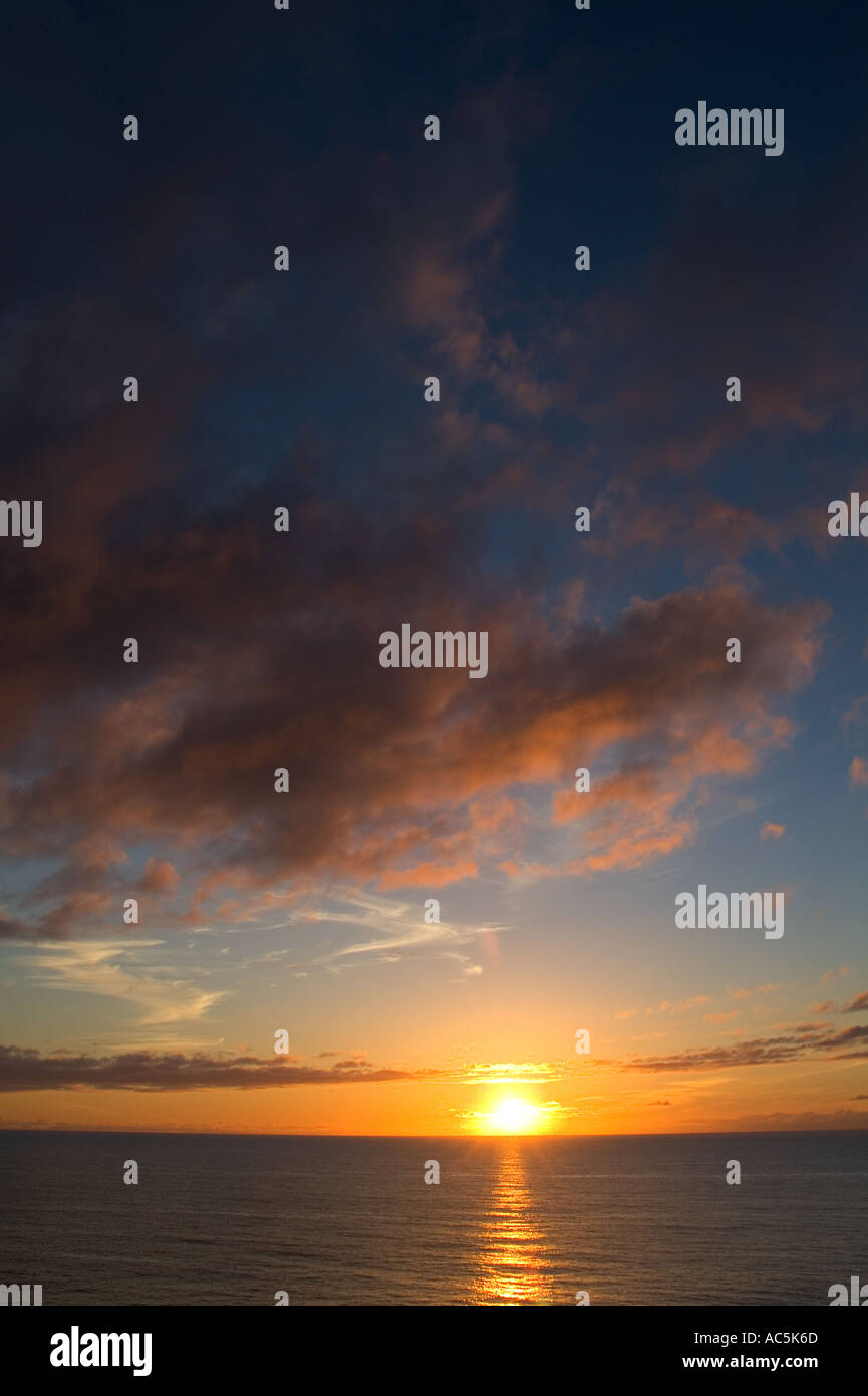 Dh tramonto YESNABY ORKNEY grigio nuvole arancione tramonto sull'orizzonte oltre oceano Atlantico Foto Stock